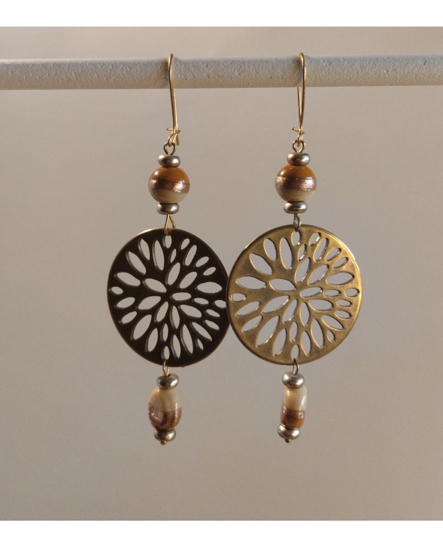 Μακριά Σκουλαρίκια με Κεραμικές Χάντρες και Ανάγλυφο Μοτίβο