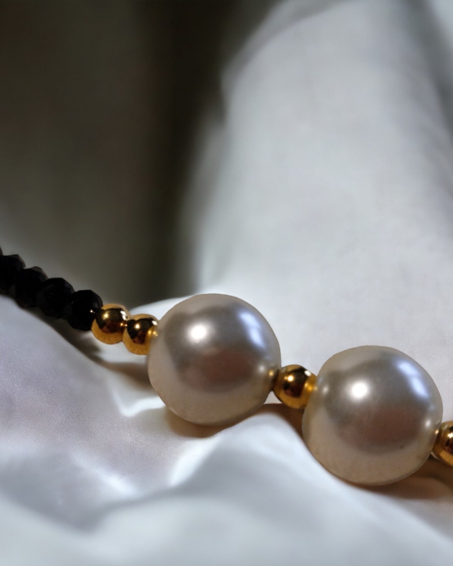 Κολιέ με Πέρλες και Χρυσές Λεπτομέρειες