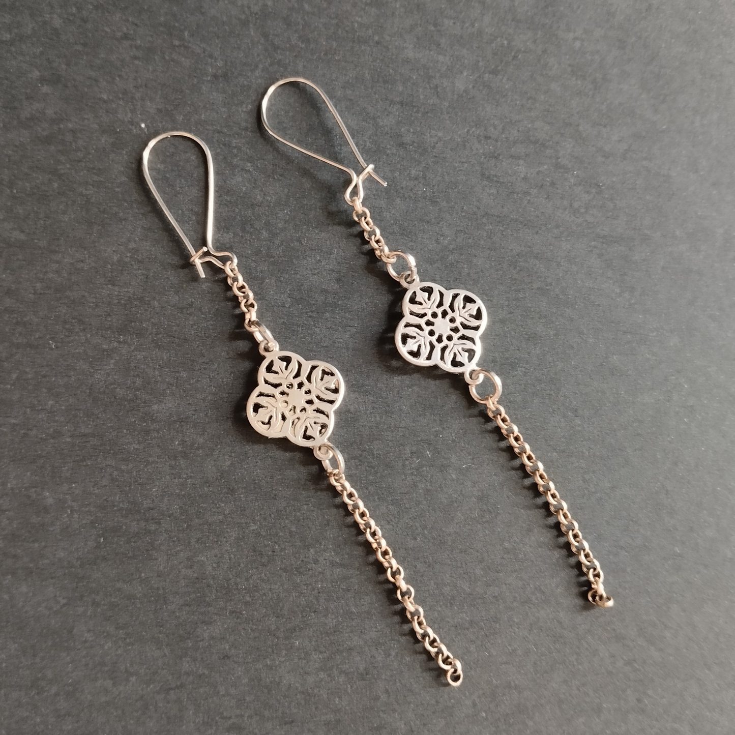 Μακριά Σκουλαρίκια με Αλυσίδα και Μεταλλικό Διακοσμητικό