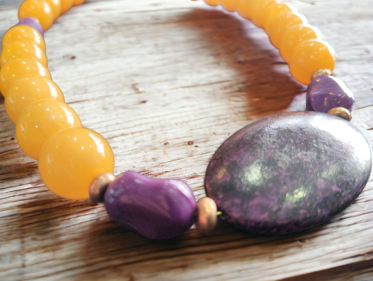 Κολιέ με κίτρινες και μωβ χάντρες