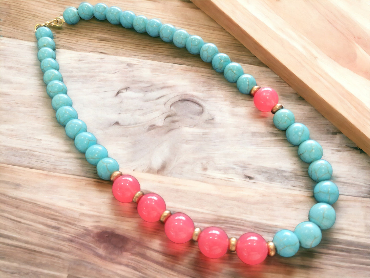 Κολιέ με τιρκουάζ και κόκκινες χάντρες