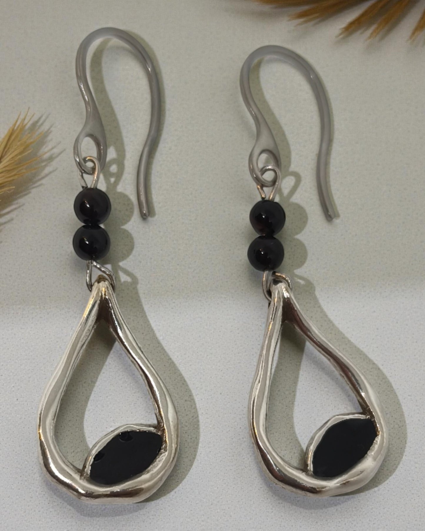 Κρεμαστά Σκουλαρίκια Δάκρυ με Μαύρες Λάβες