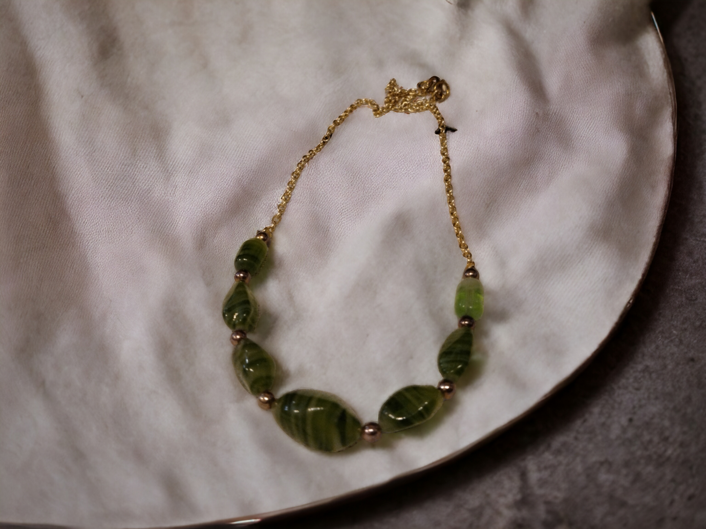 Κολιέ με Πράσινες Γυάλινες Χάντρες και Χρυσή Αλυσίδα