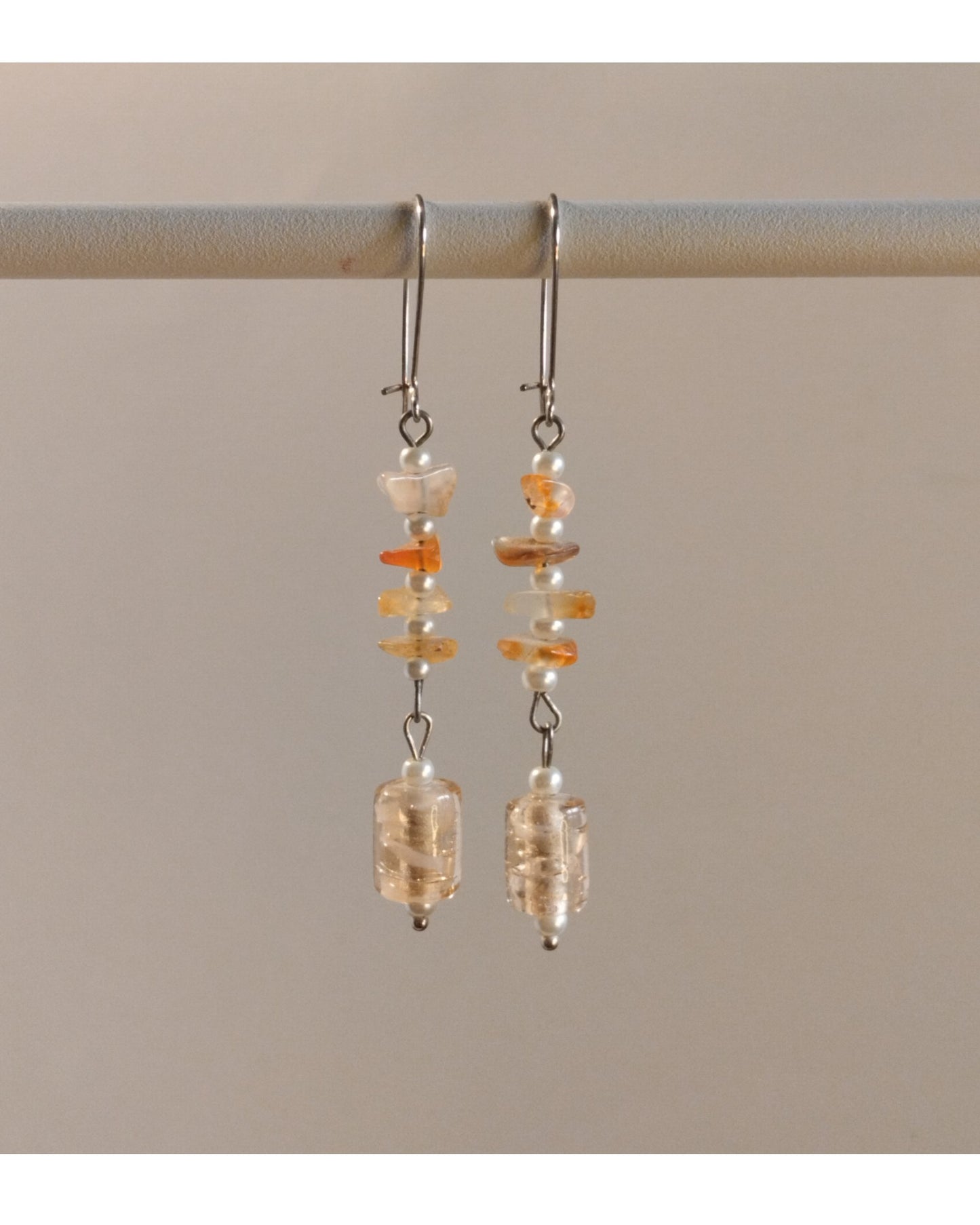 Μακριά Κρεμαστά Σκουλαρίκια με Γυάλινη Χάντρα