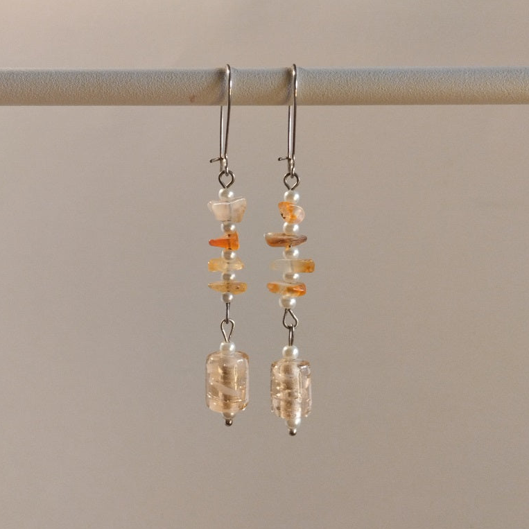 Μακριά σκουλαρίκια με γυάλινη χάντρα και τσιπς από ημιπολύτιμους λίθους