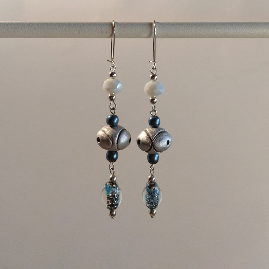 Μακριά Σκουλαρίκια με Ασημί και Μπλε Χάντρες