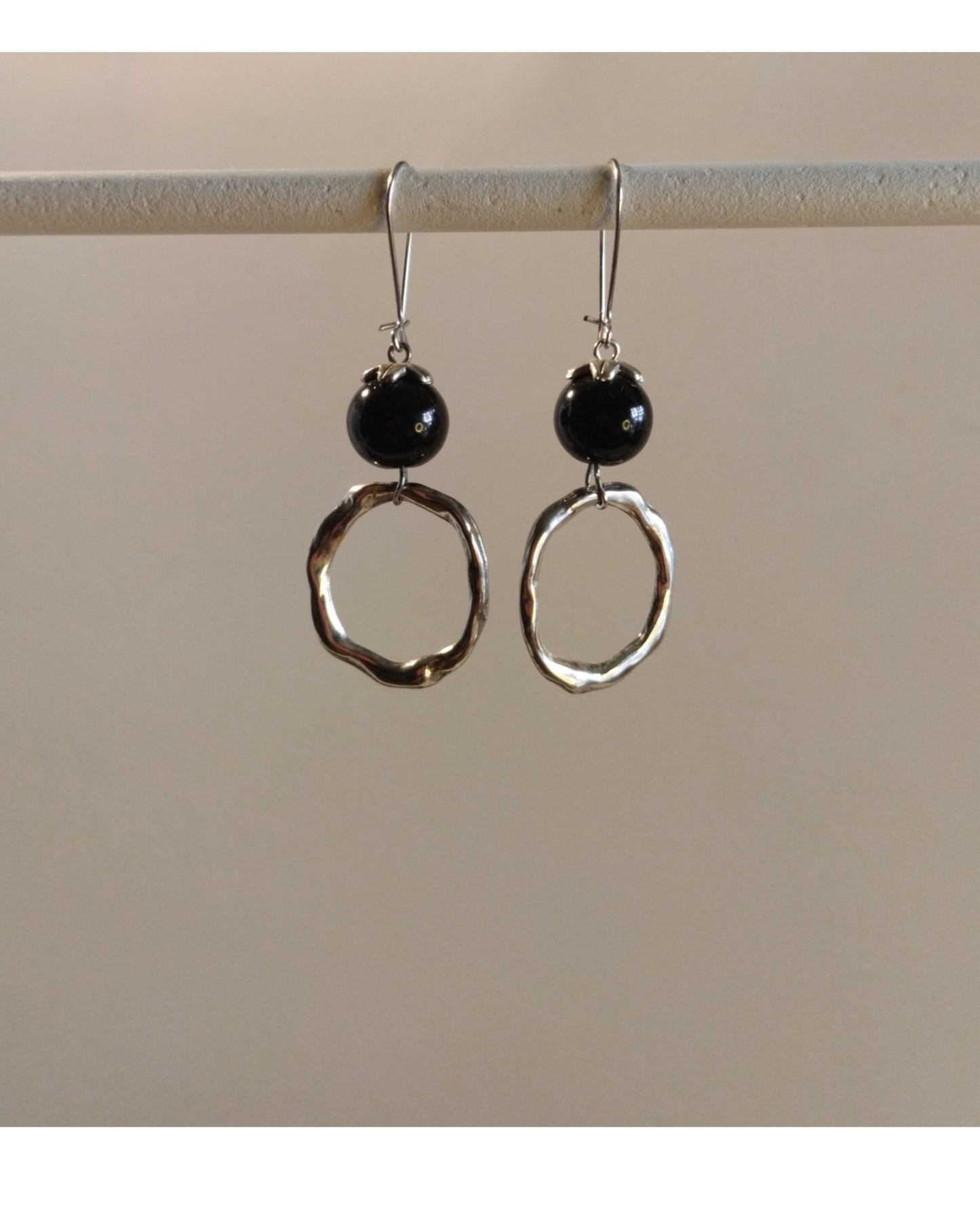 Σκουλαρίκια με Μαύρη Πέτρα και Ασημί Κρίκο