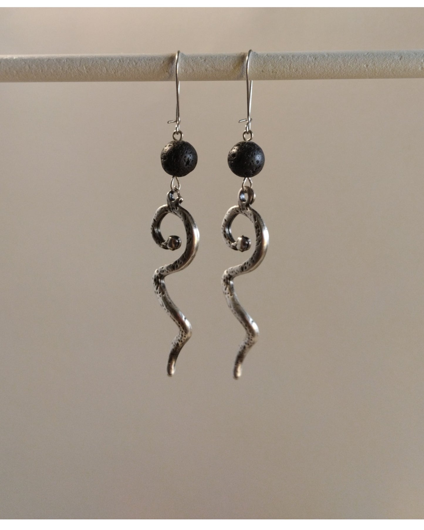 Σκουλαρίκια με Μαύρη Πέτρα και Κυματιστό Ασημί Στοιχείο
