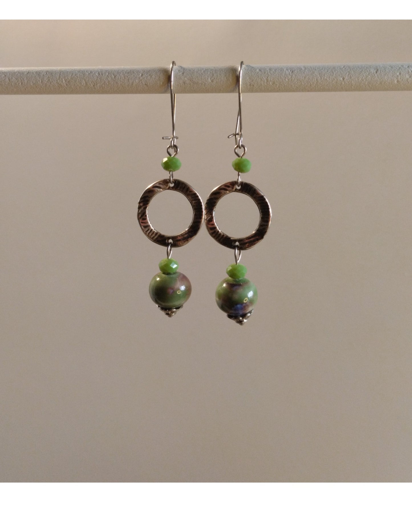 Σκουλαρίκια με Πράσινες Πέτρες και Ασημένιο Κύκλο
