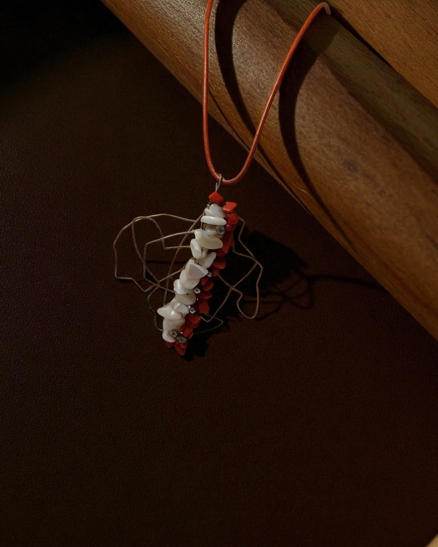 Κολιέ με Λευκές και Κόκκινες Πέτρες