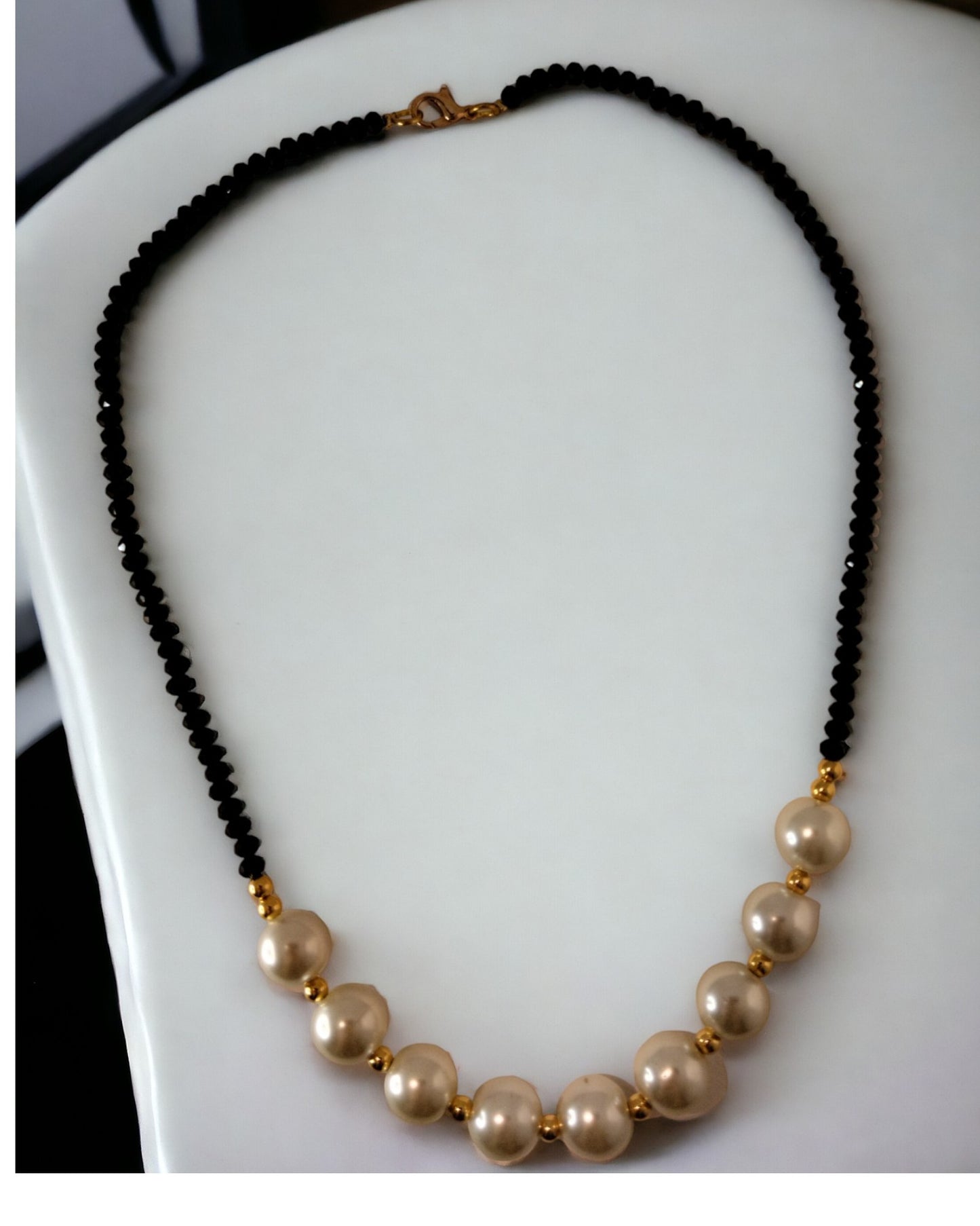 Κολιέ με Πέρλες και Χρυσές Λεπτομέρειες