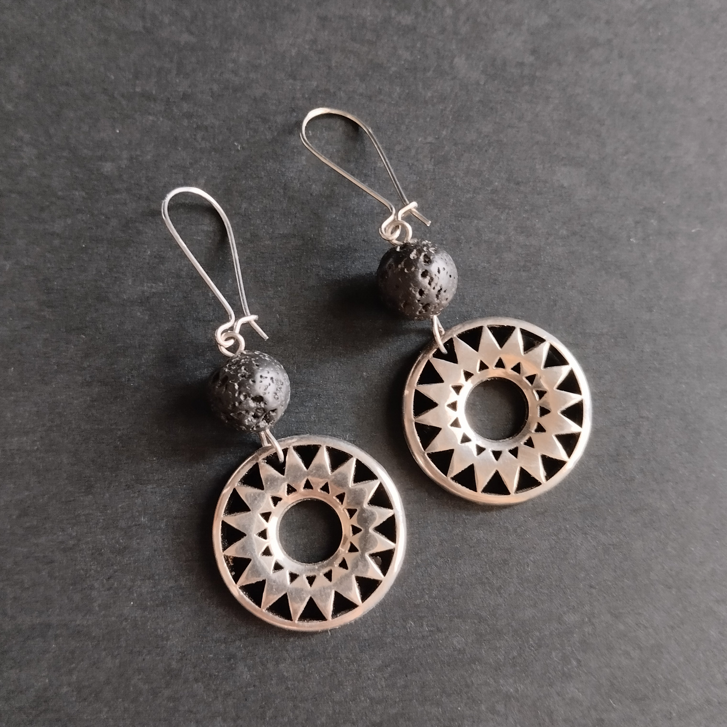 Σκουλαρίκια με Μεταλλικά Στοιχεία και Λάβα