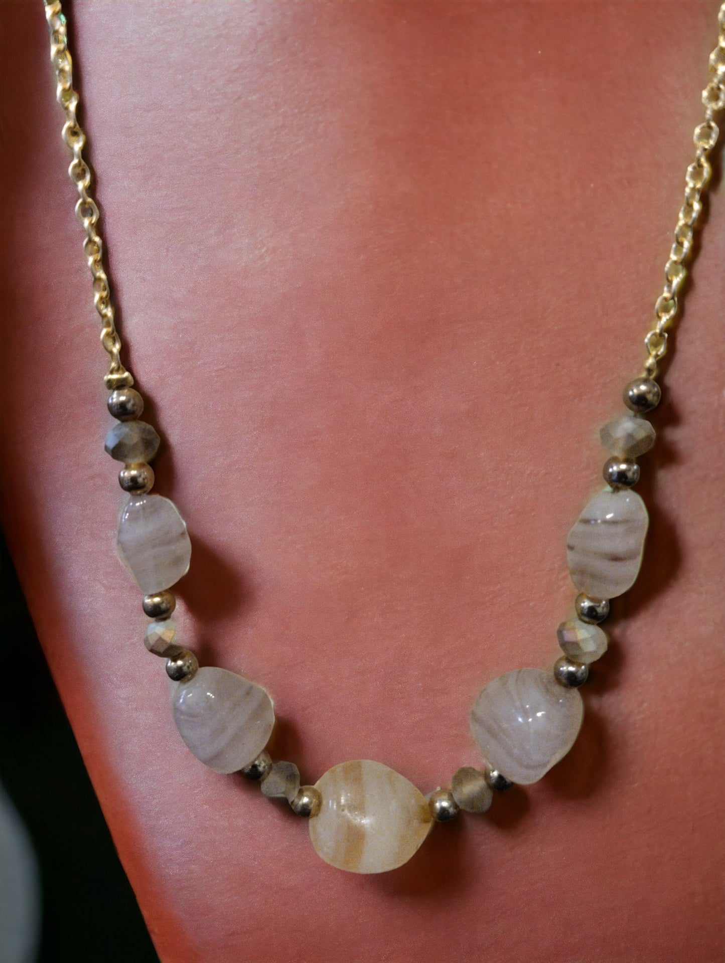 Κολιέ με Πολύχρωμες Γυάλινες Χάντρες και Χρυσή Αλυσίδα