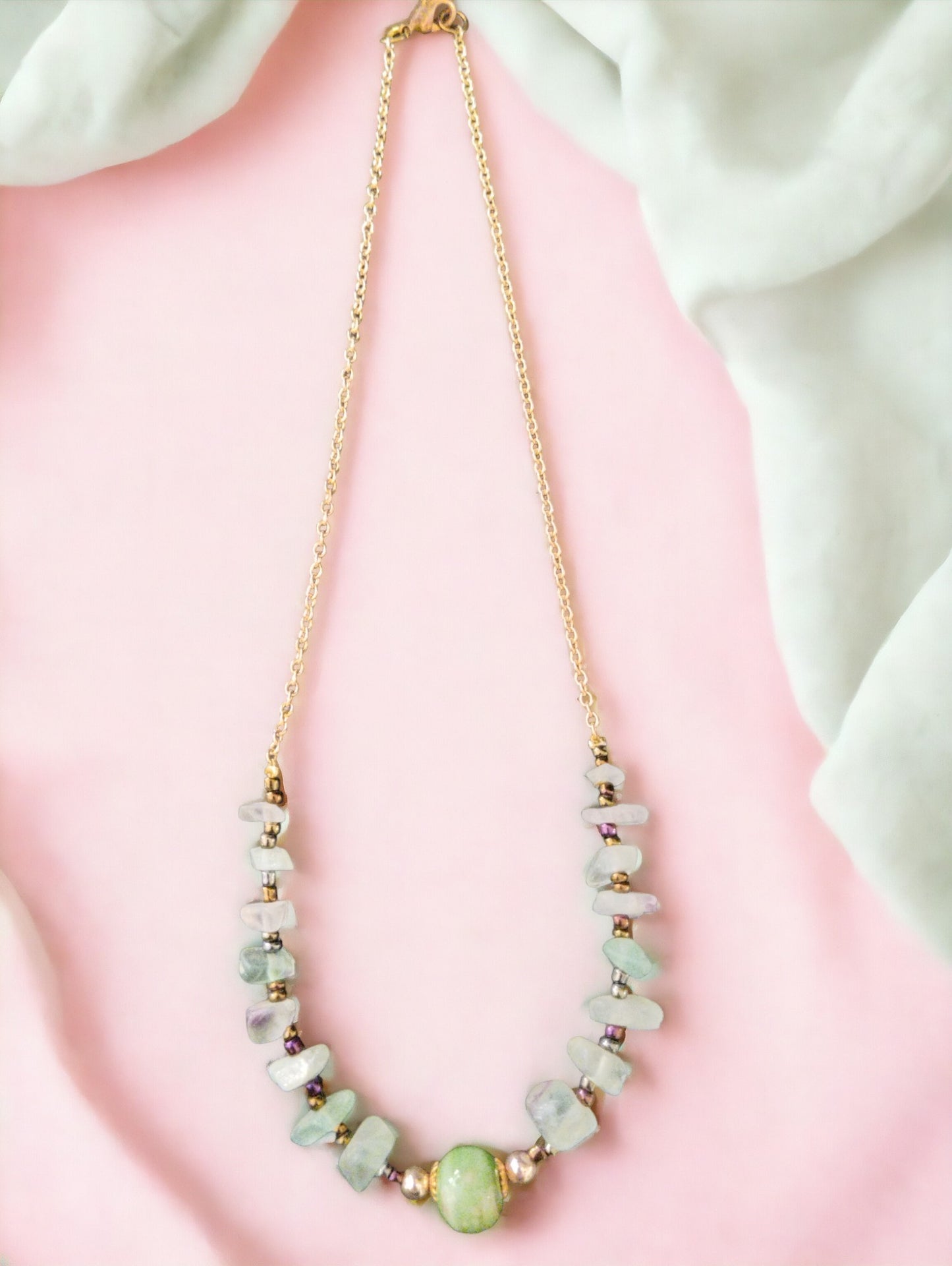 Κολιέ με Πράσινες Πέτρες και Χρυσή Αλυσίδα
