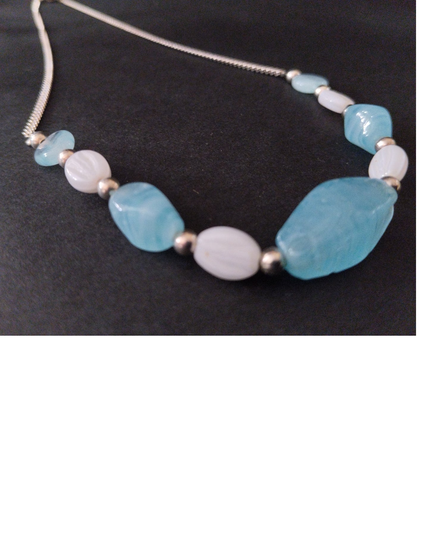 Κολιέ με Γαλάζιες και Λευκές Πέτρες