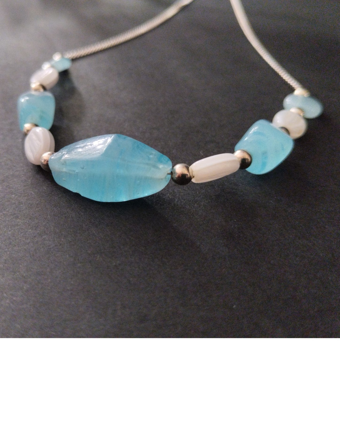 Κολιέ με Γαλάζιες και Λευκές Πέτρες