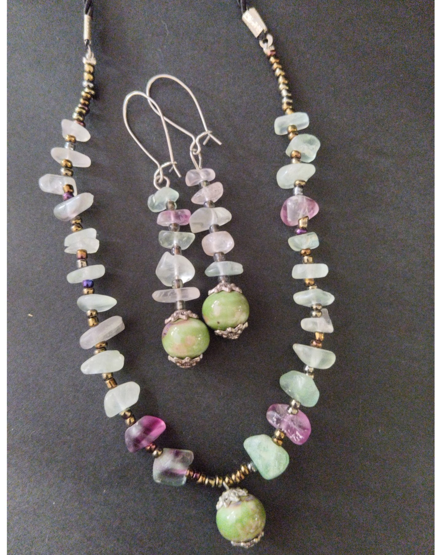 Σετ Σκουλαρίκια και Κολιέ με Πράσινες και Ροζ Πέτρες