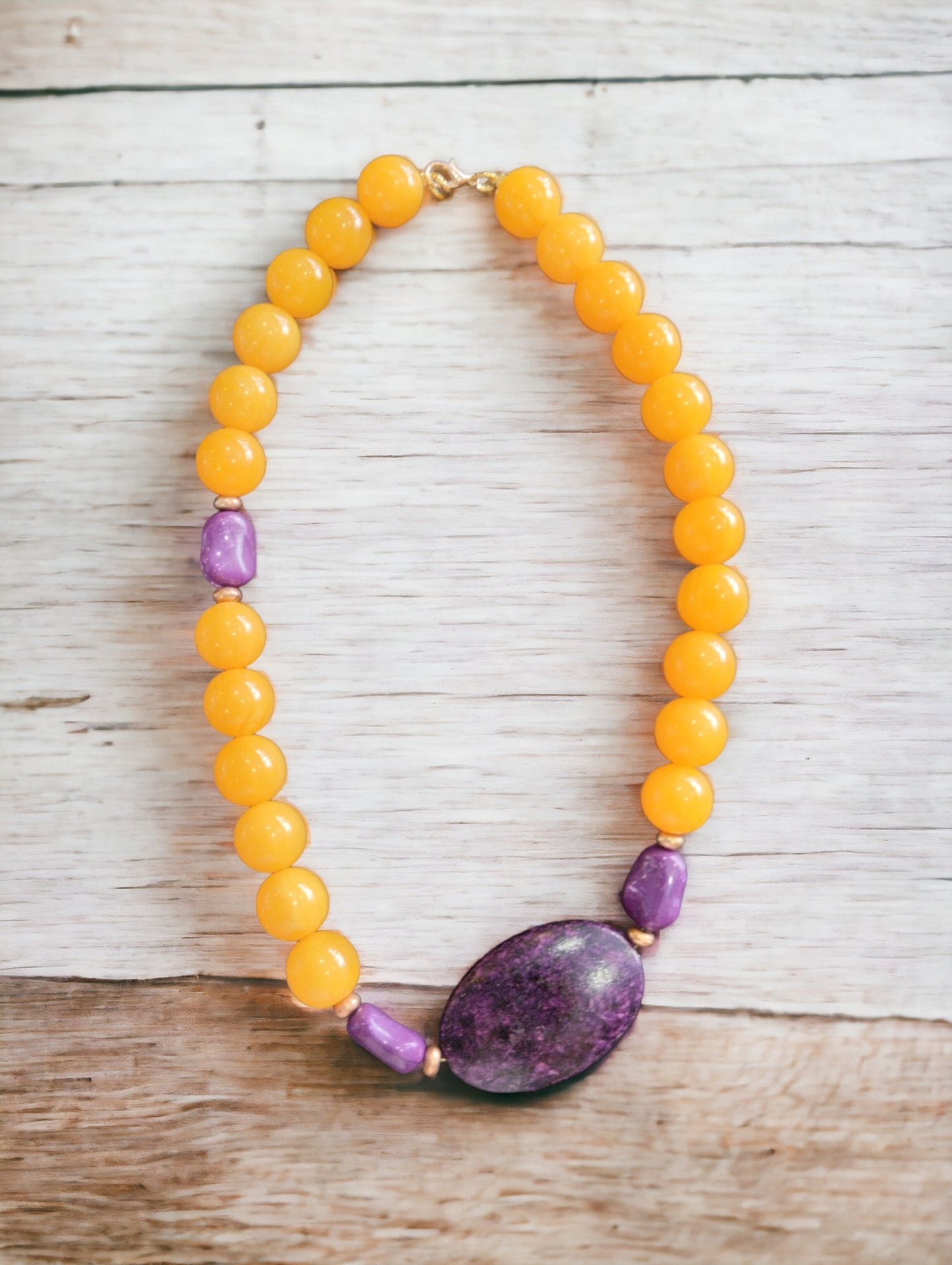 Κολιέ με κίτρινες και μωβ χάντρες