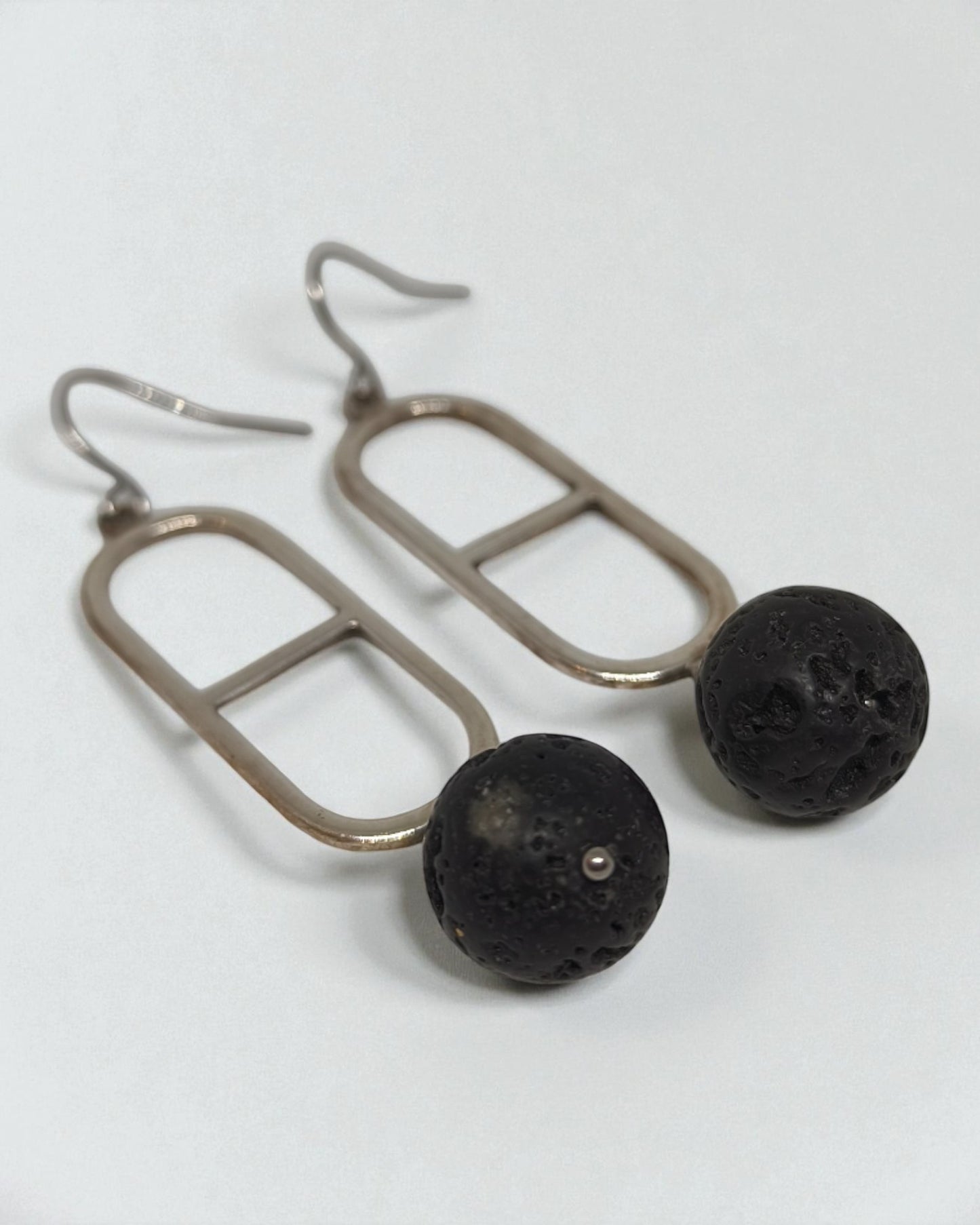 Γεωμετρικά Σκουλαρίκια με Μαύρη Λάβα