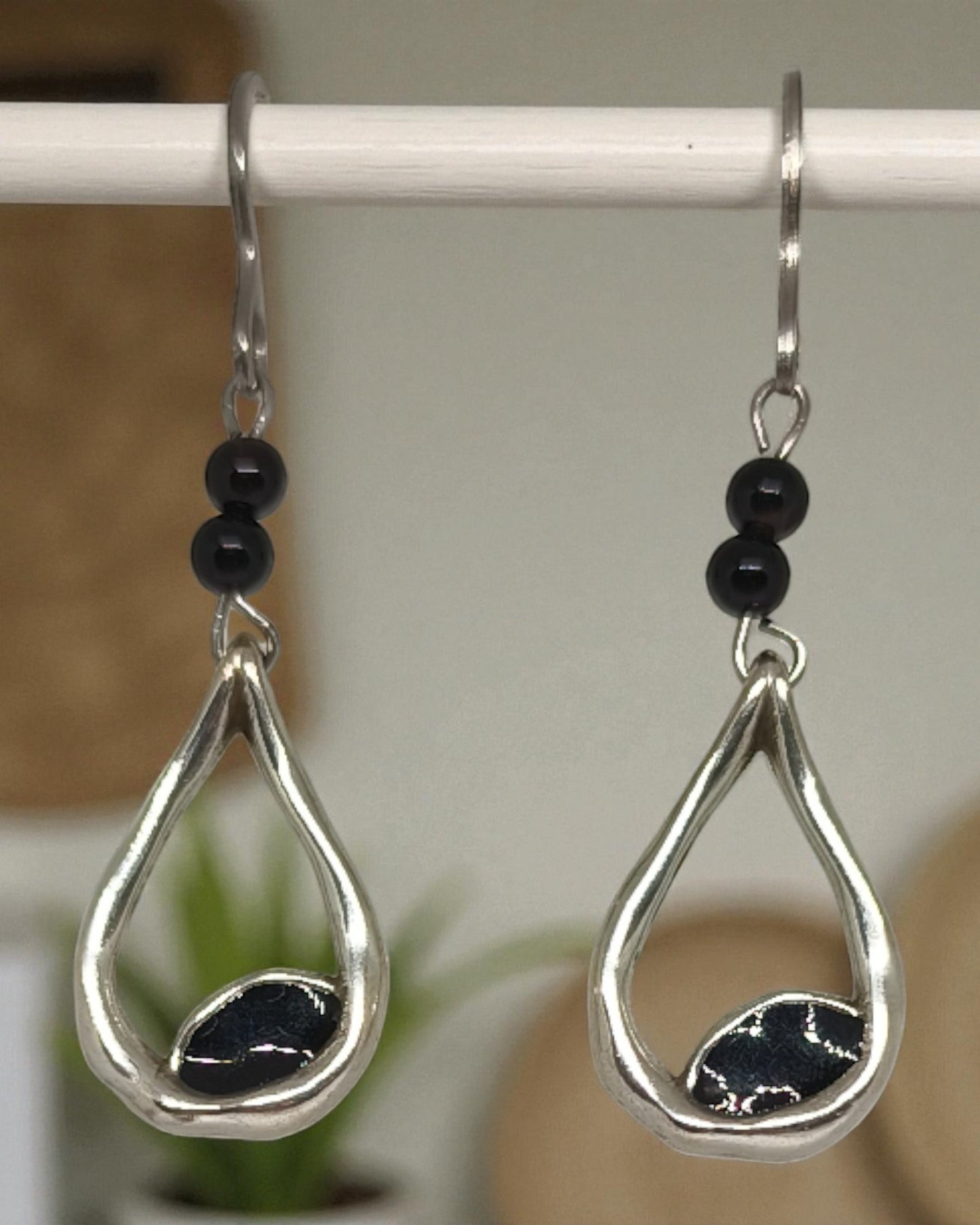 Κρεμαστά Σκουλαρίκια Δάκρυ με Μαύρες Λάβες