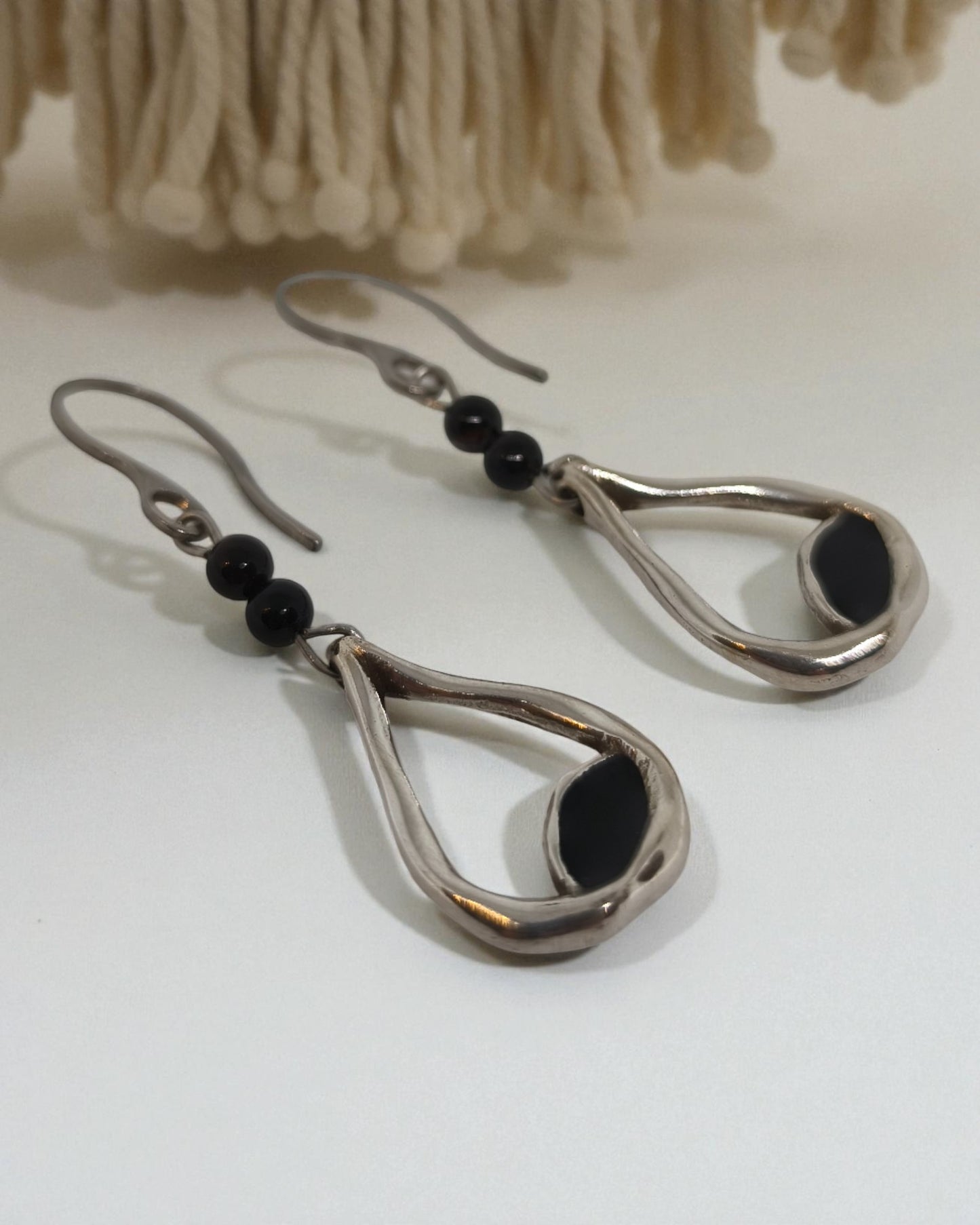 Κρεμαστά Σκουλαρίκια Δάκρυ με Μαύρες Λάβες