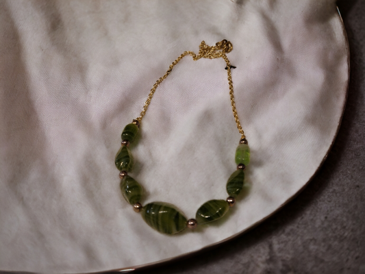 Κολιέ με Πράσινες Γυάλινες Χάντρες και Χρυσή Αλυσίδα